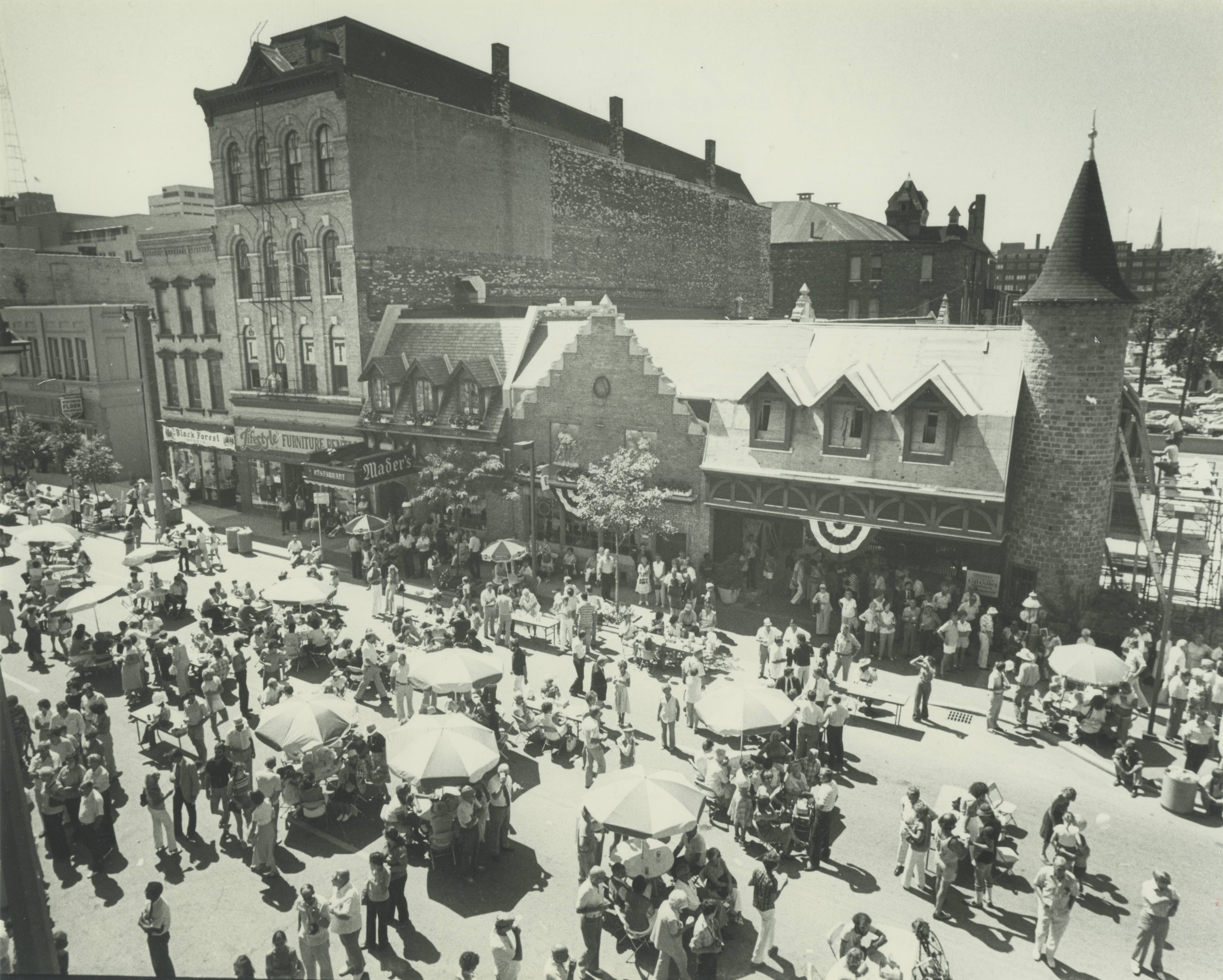 In August 1980, Usinger's Famous Sausage celebrated its 100th year of business with a block party. 
