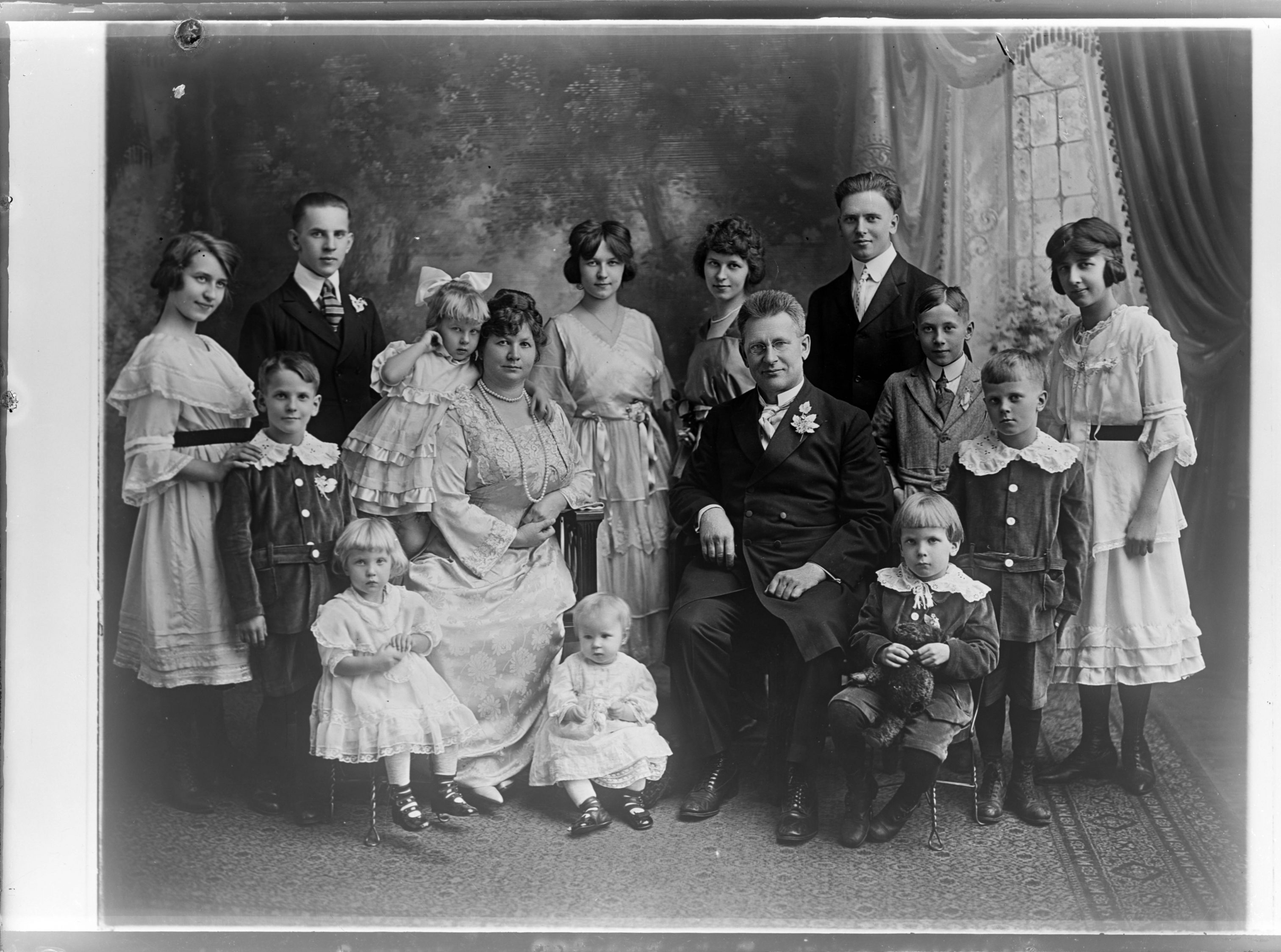 This iconic family portrait, taken during the early 20th century in Milwaukee's Polonia neighborhood, features the Uszler family and their 13 children.